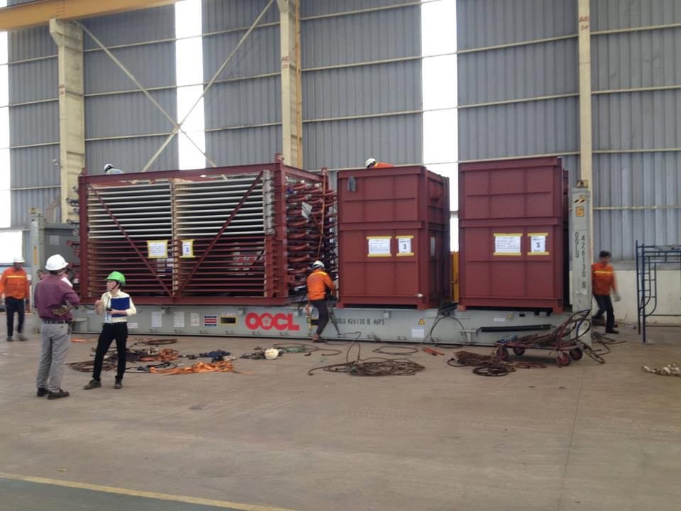 lashing hàng hóa trên container flat rack